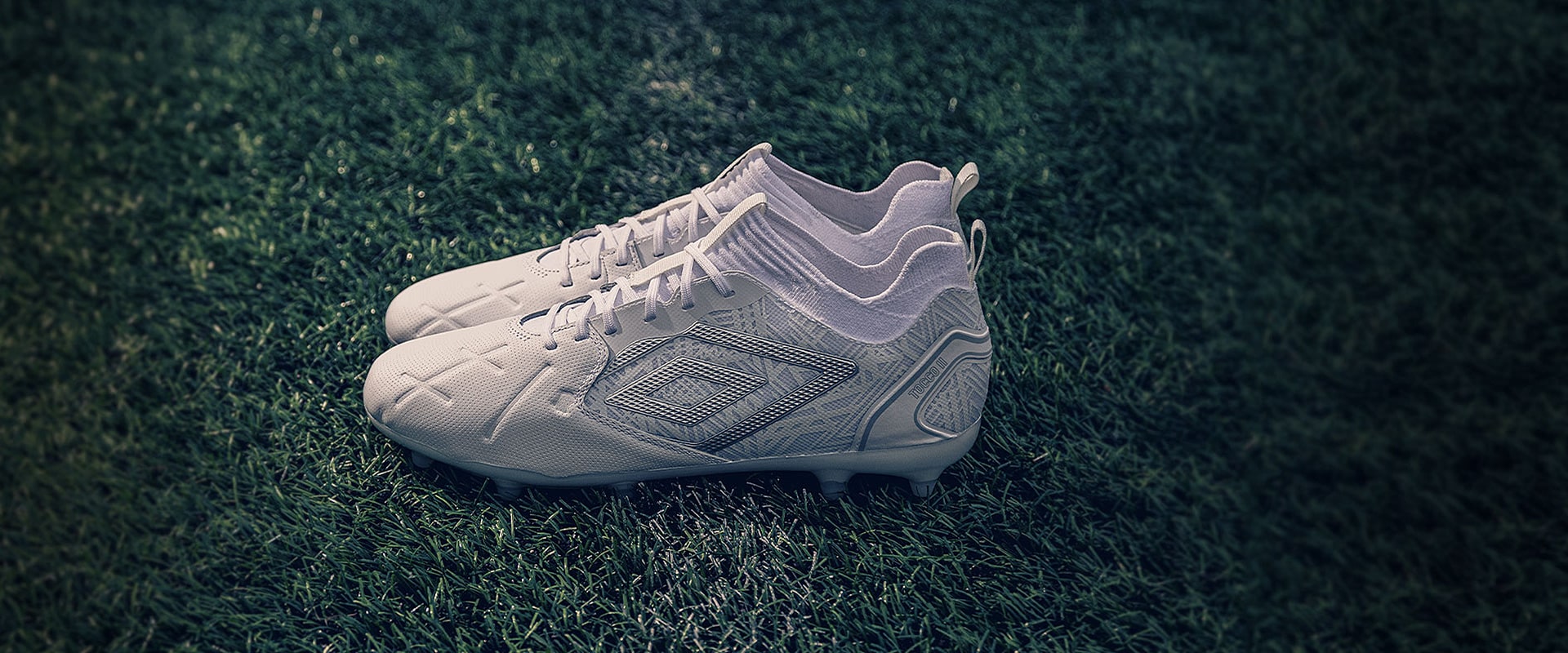 【即日発送 海外限定モデル】UMBRO TOCCOⅢ PRO FG 27cm Umbro Mens White / Black / Andean Toucan - Adult Tocco III