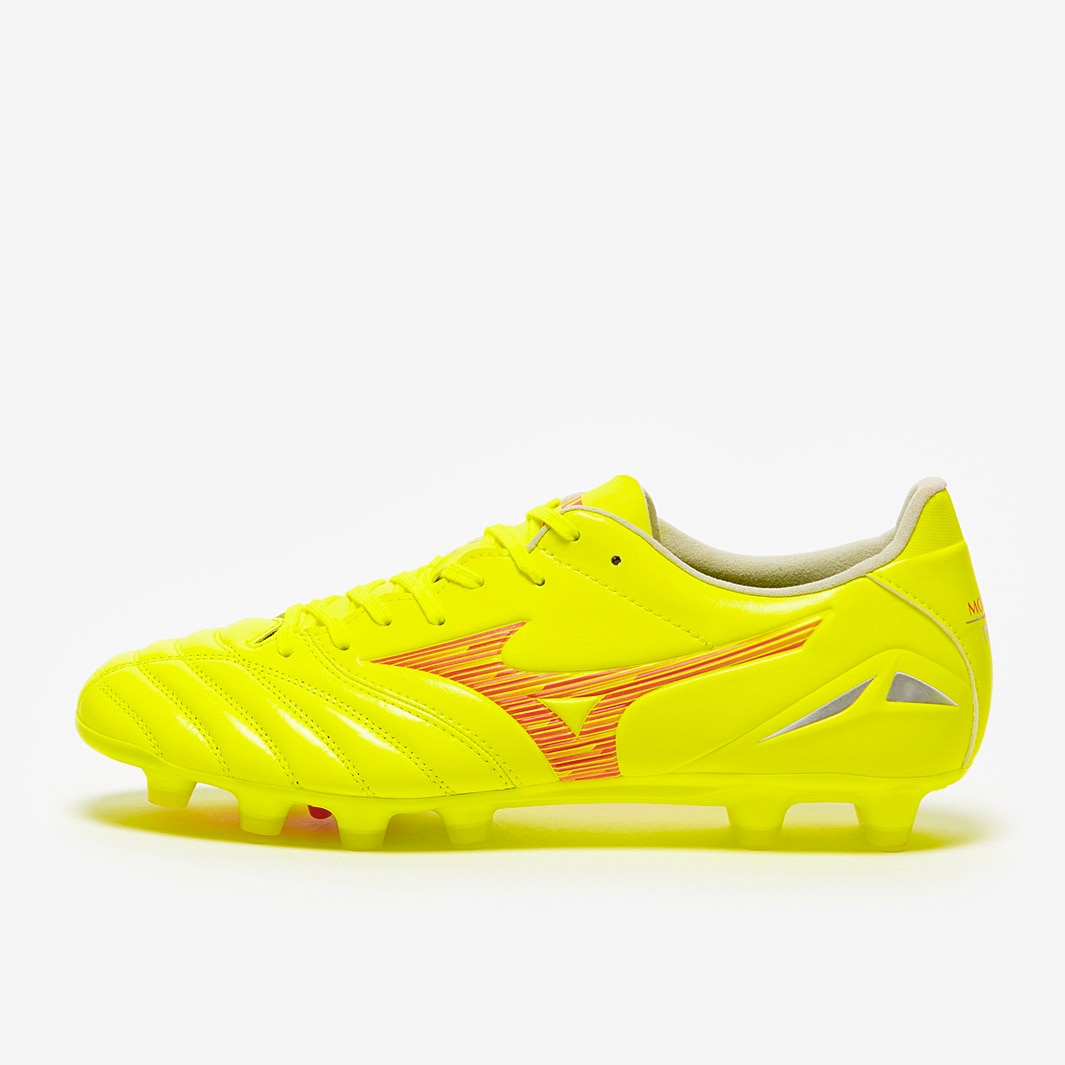 NUMBER 10, Neon yellow and fiery red accents - @mizunofootballofficial's  Dyna Pack is here. 🧨 Both the Morelia Neo IV and Morelia II are avail