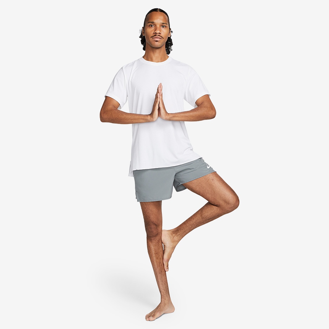 Nike Dri-FIT Challenger 12,7 cm Short - Grau/Silber