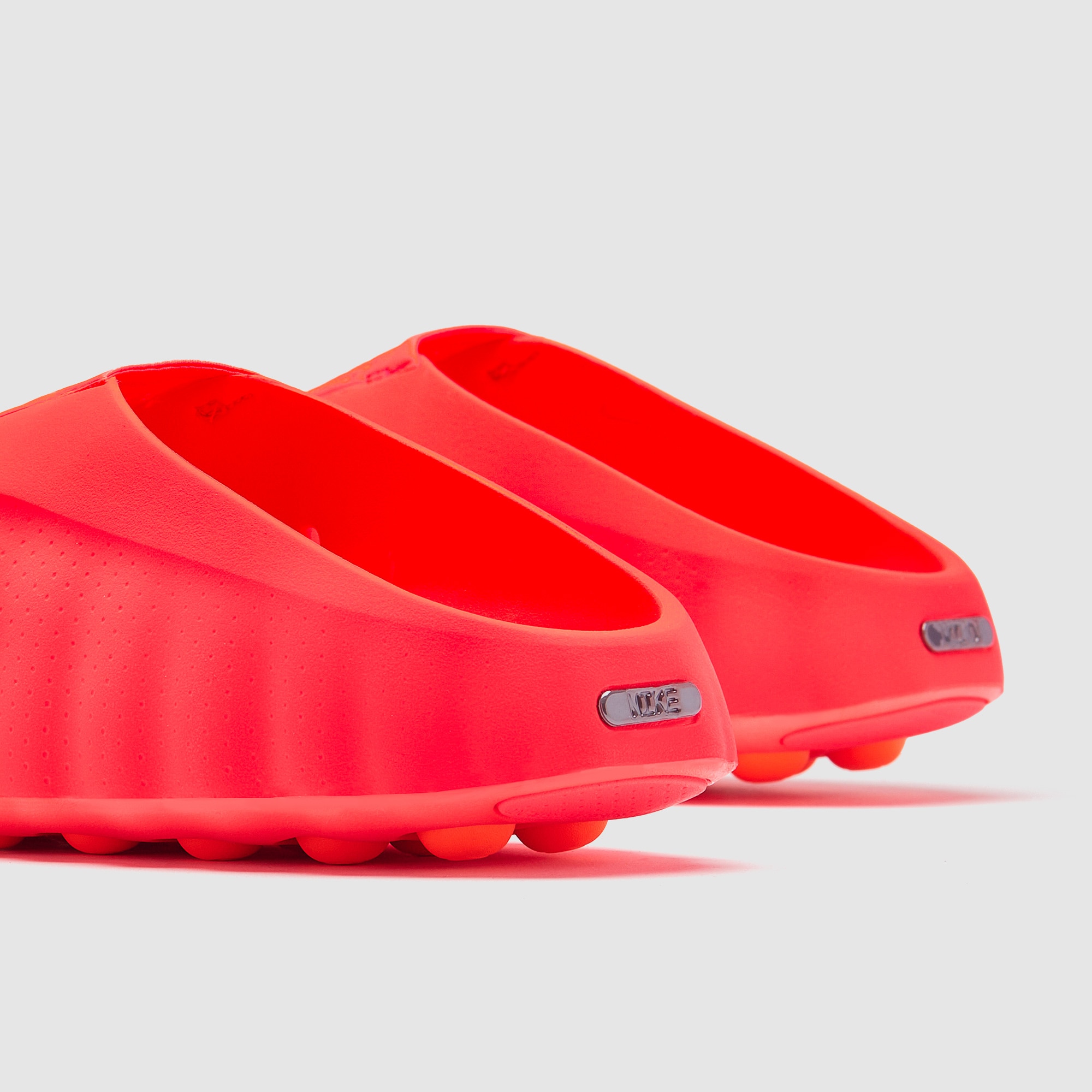 26cm NIKE MIND 001 SOLAR RED Nike Mind 001 Women's Pregame Mules