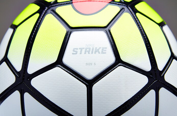 hotel Quien posterior Balón Nike Strike - LFP (La Liga)-Balones de futbol-Blanco-Negro-Volt-Rosa  | Pro:Direct Soccer