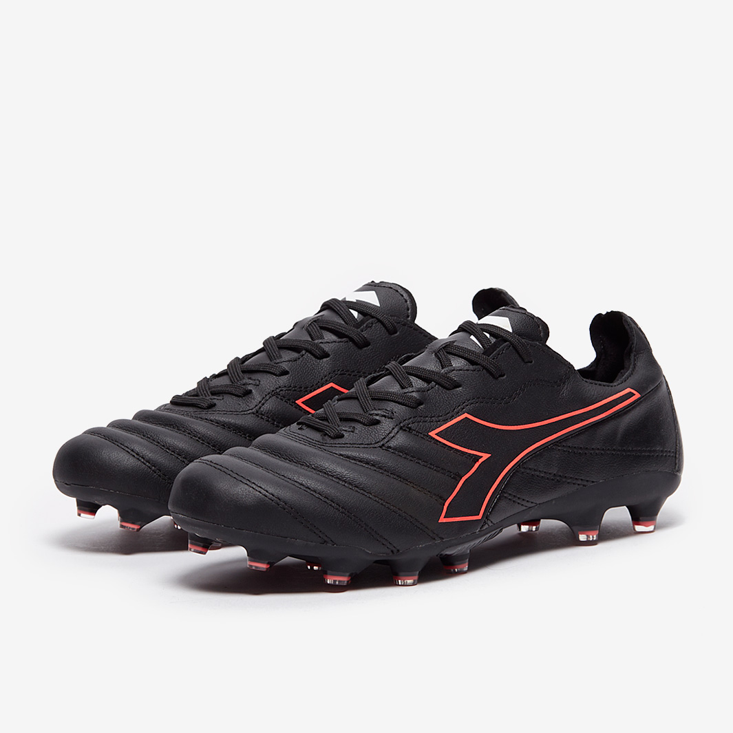 Diadora dévoile une chaussure de foot Brasil blackout made in Italy