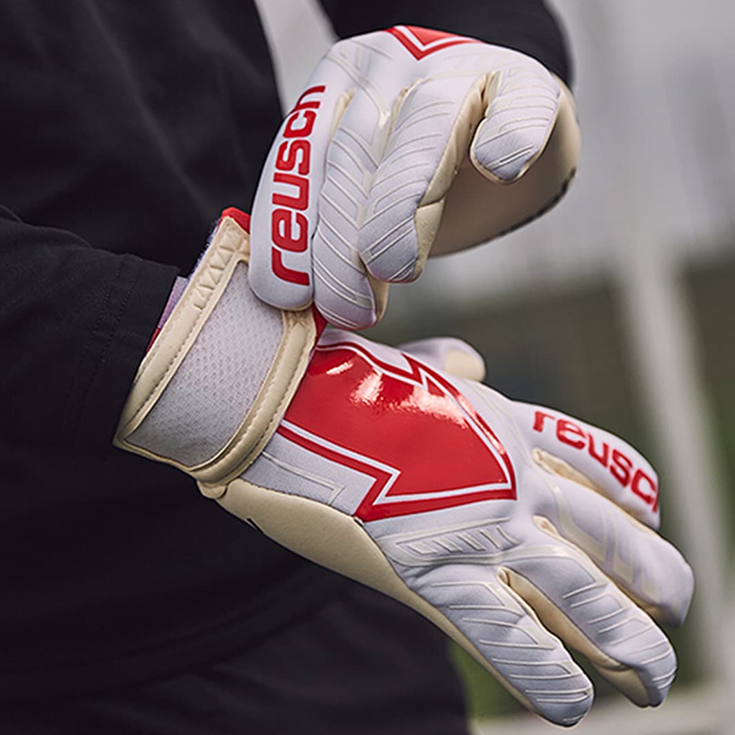 REUSCH GOALKEEPER GLOVES SIZE 9
