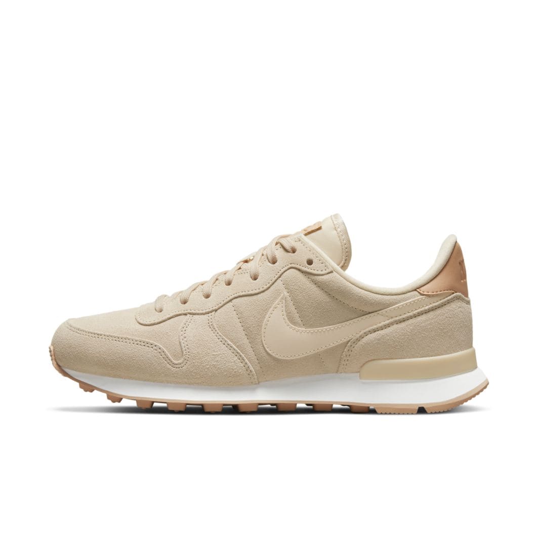 beige nike trainers ladies