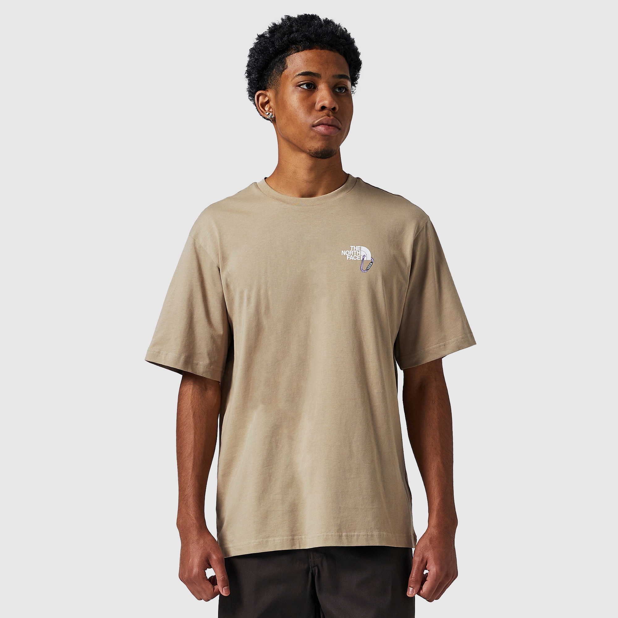 【THE NORTH FACE】EXPLORE CARABINER半袖Tシャツ/mushroom grey The North Face Explore Carabiner Relaxed T-Shirt - Mushroom