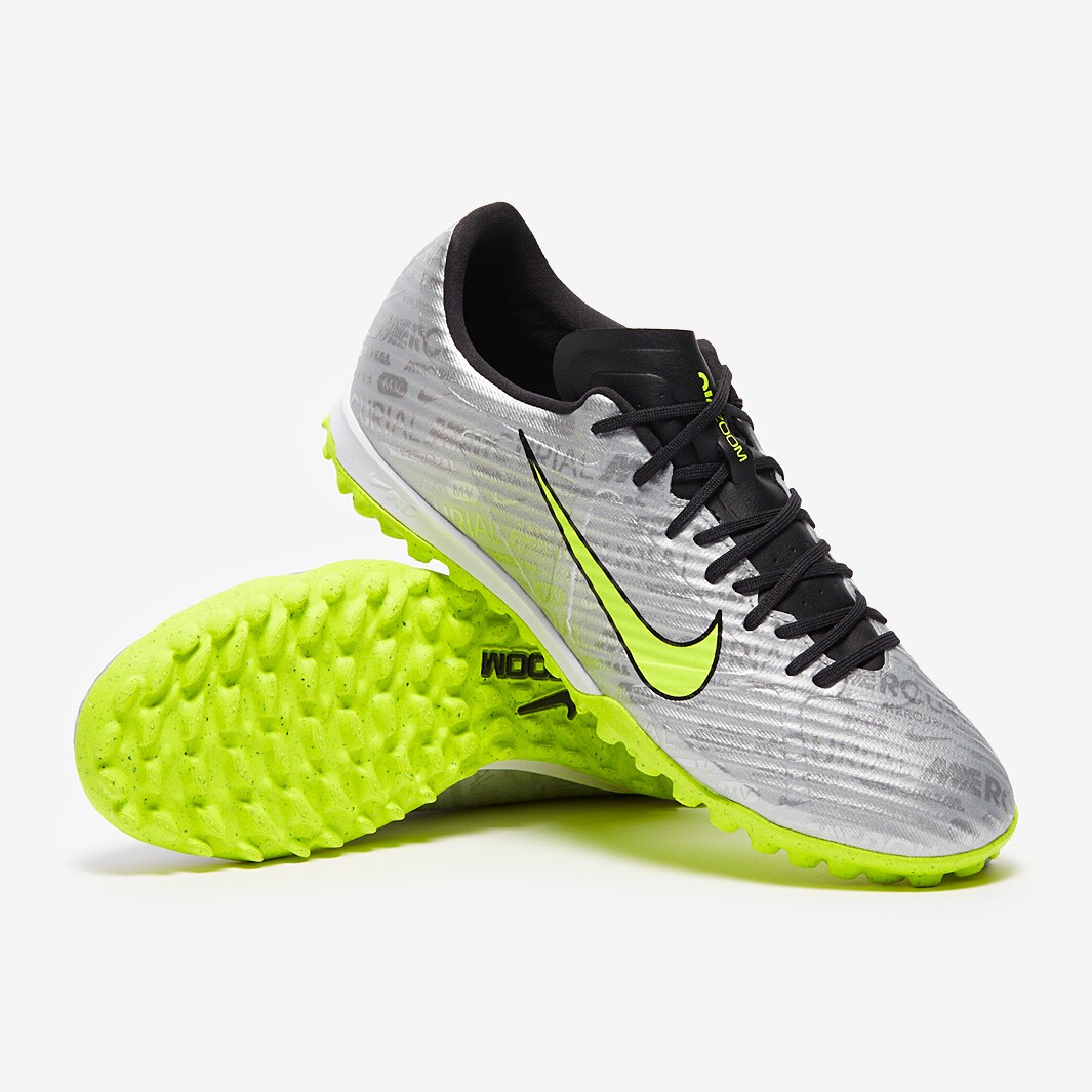 Persona A Cargo Del Juego Deportivo Radio Motivar Nike Bota Blanco Y 