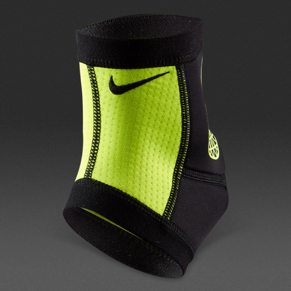 pecado Rechazo refugiados Tobillera Nike Pro Combat- Soporte para tobillo-Volt-Negro | Pro:Direct  Soccer