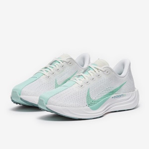 Nike Pegasus Plus para mujer | Pro:Direct Soccer