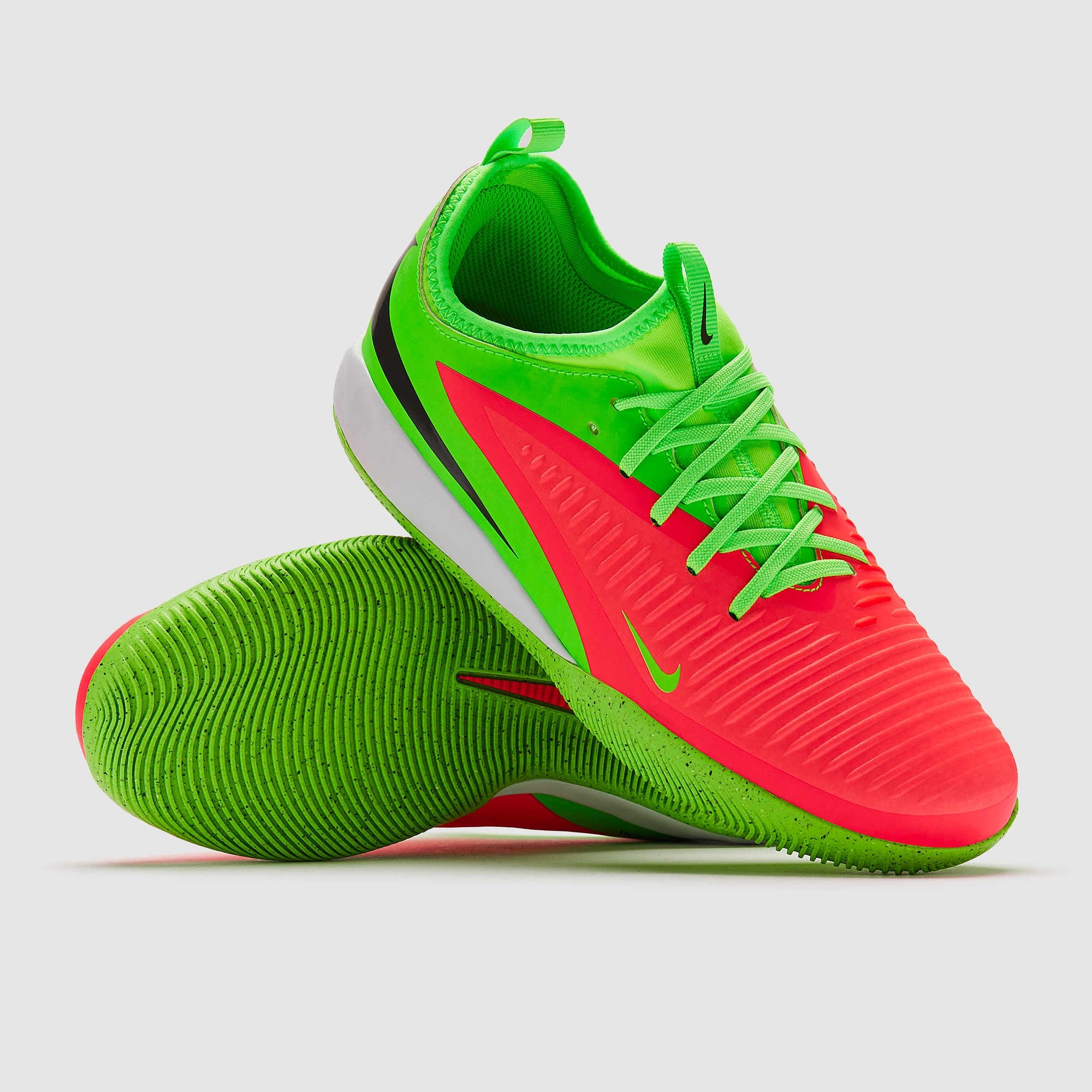 Nike Phantom 6 Low Academy x Haaland IC pour Femme - Hot Punch/Noir/Vert Strike