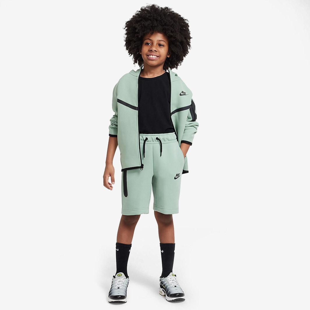 nike tech fleece shorts outfit