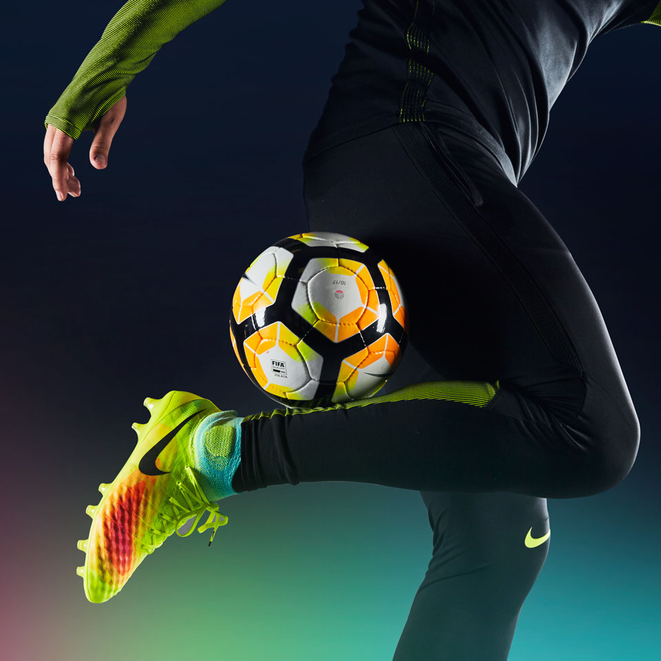 Сделаем футбол. Nike 2022 Football. Nike Football 2000. Футбольный мяч и бутсы. Футбо лыото.