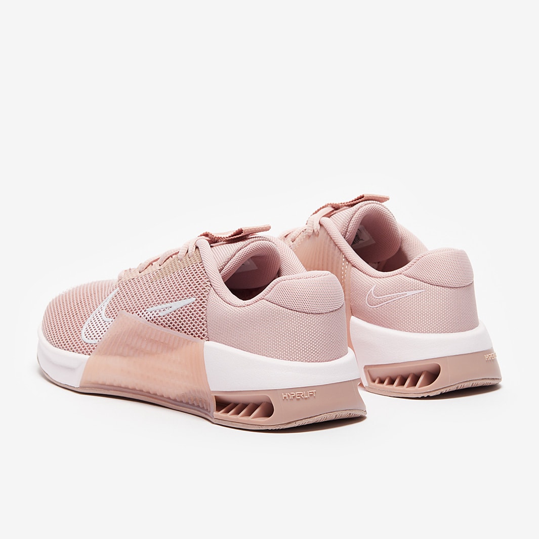 size 9 nike women's sneakers