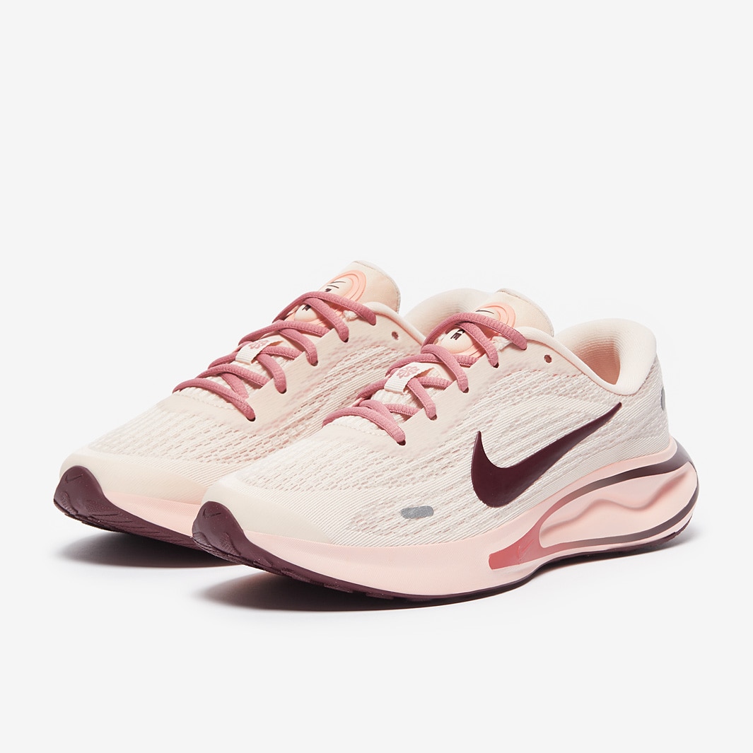 nike shoes with wavy lines