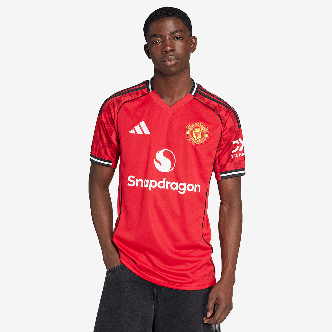 Maillot Pré-Match adidas Manchester United 25/26 - Rouge MUFC - Vêtements Officiels Homme | Pro:Direct Soccer