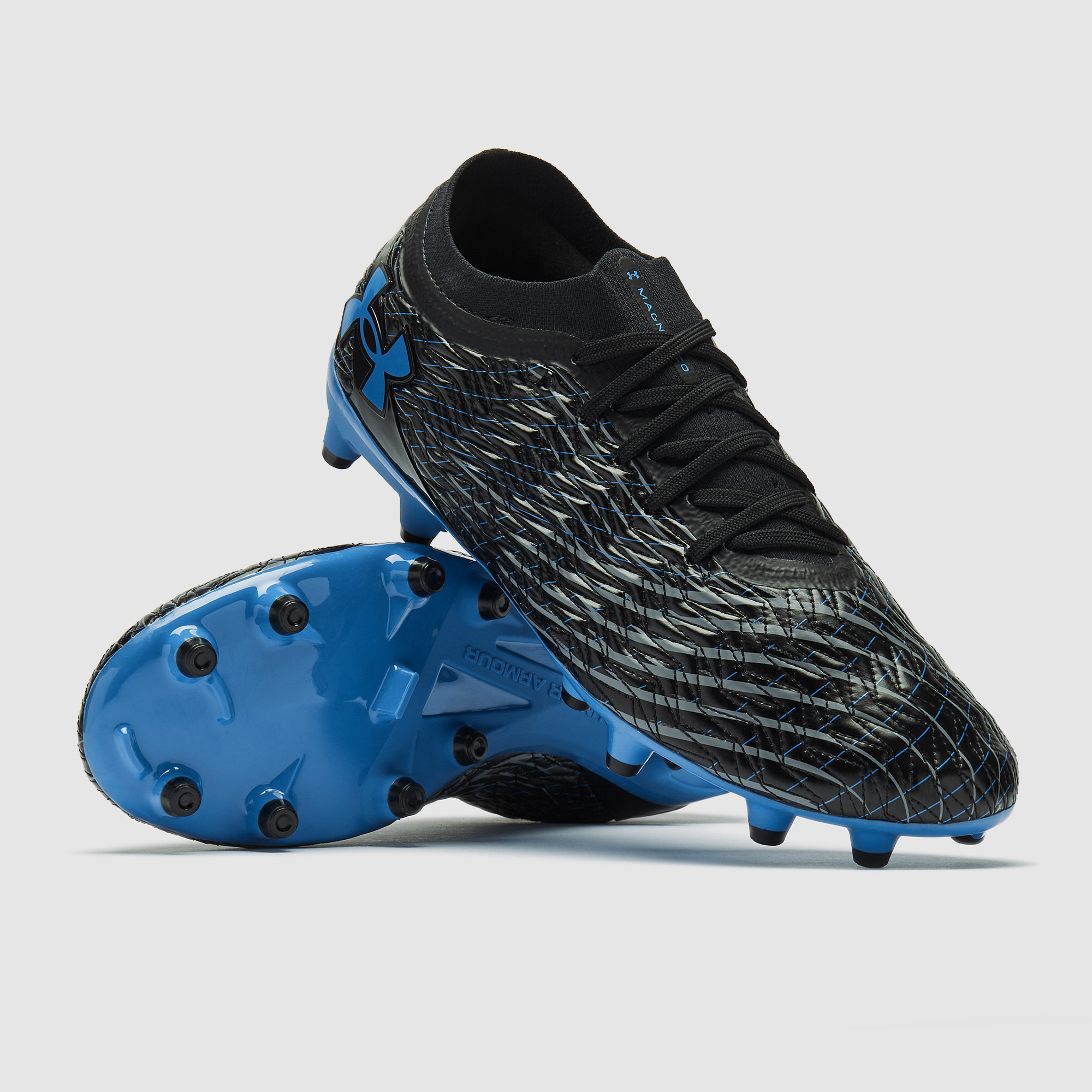 Hakimi avec des crampons Under Armour