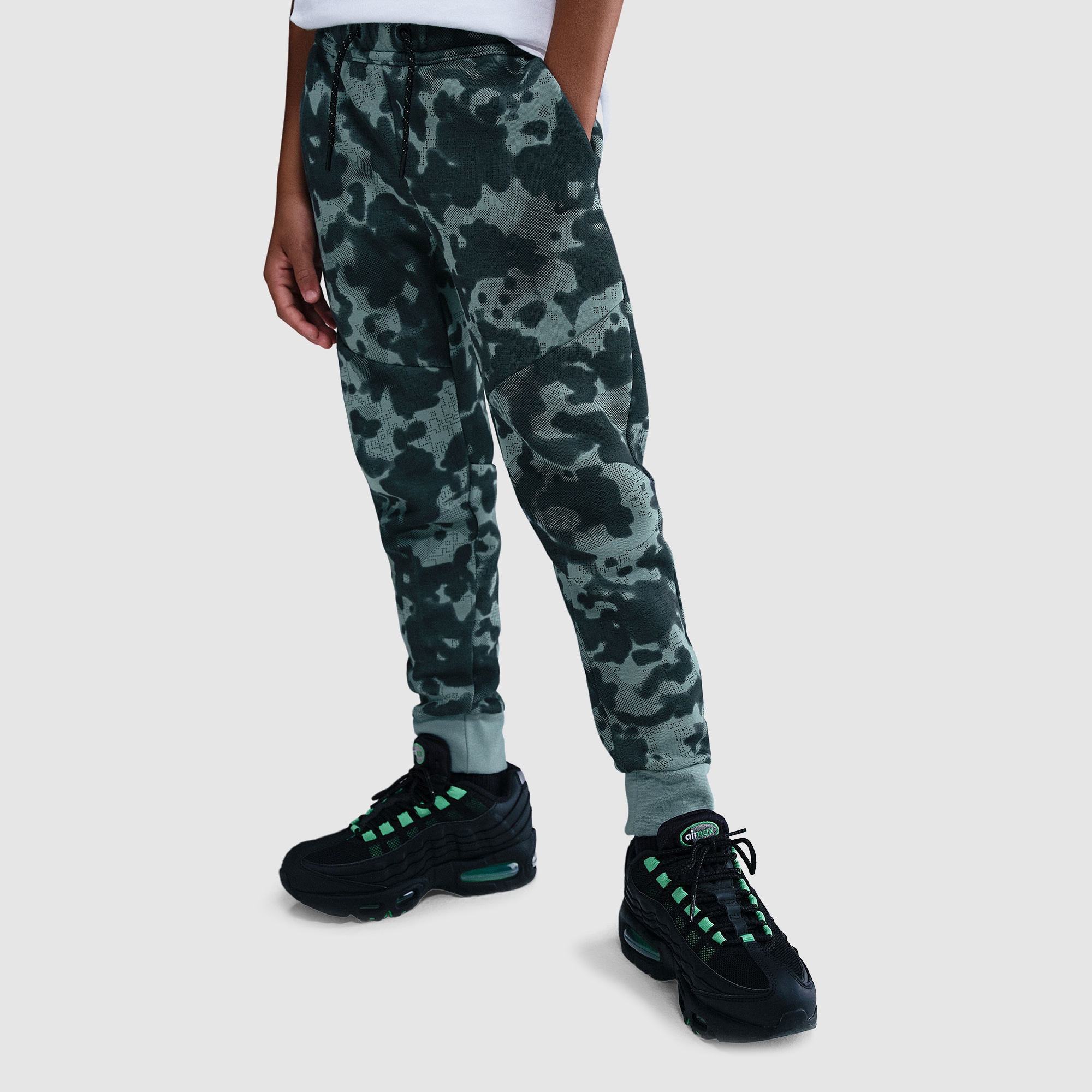 nike men's tech fleece camo jogger pants