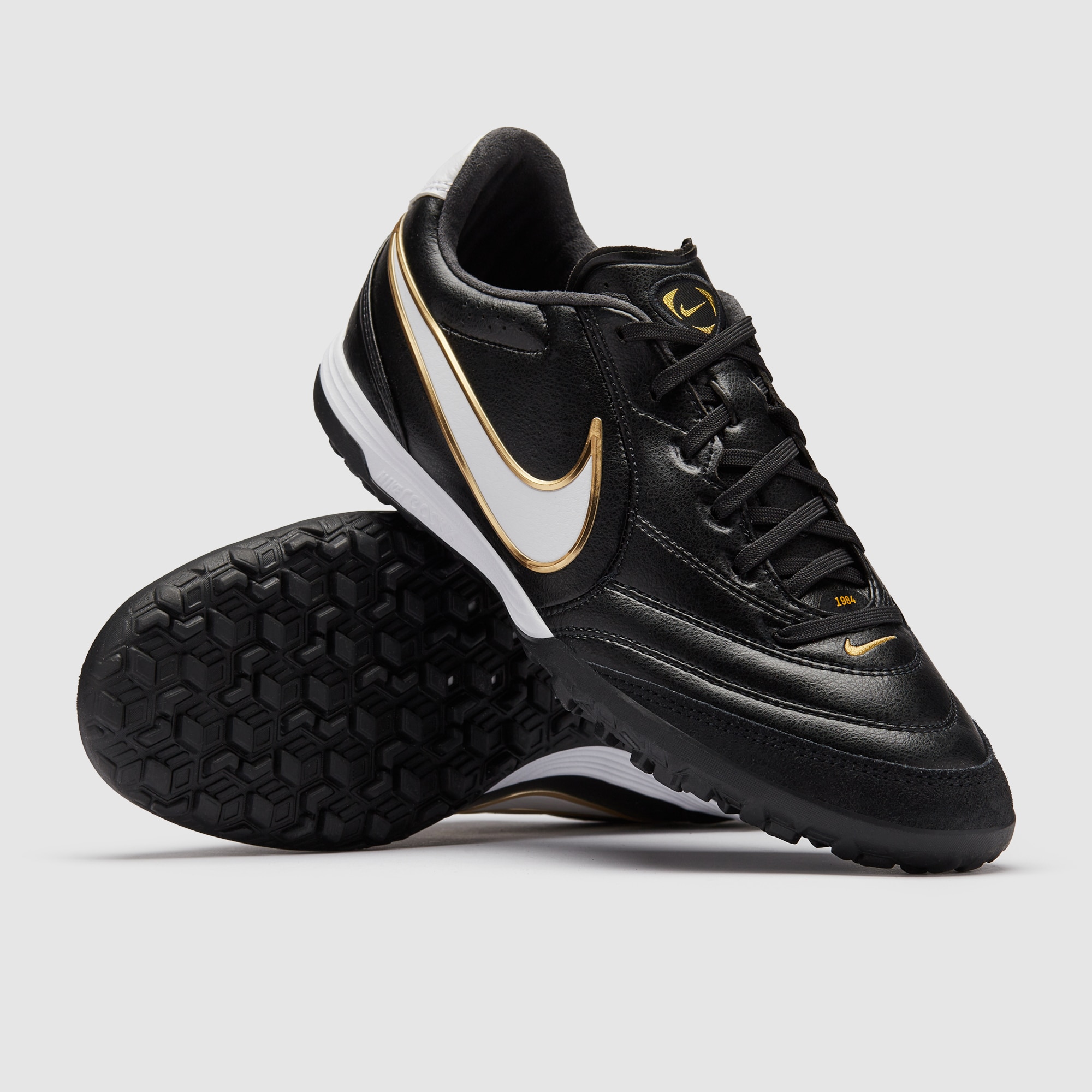 nike tiempo legend club astro turf trainers